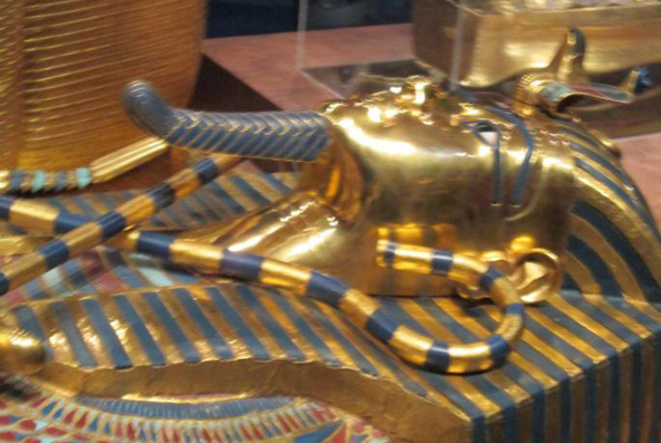 Egypt Tut Ankh Amoun Golden Mask_b36b7_lg.jpg